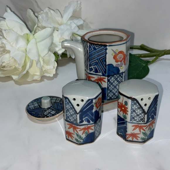 Vintage Chinese Asian Small Teapot And Salt& Pepper Set Red Flowers Roae Floral - Picture 4 of 17